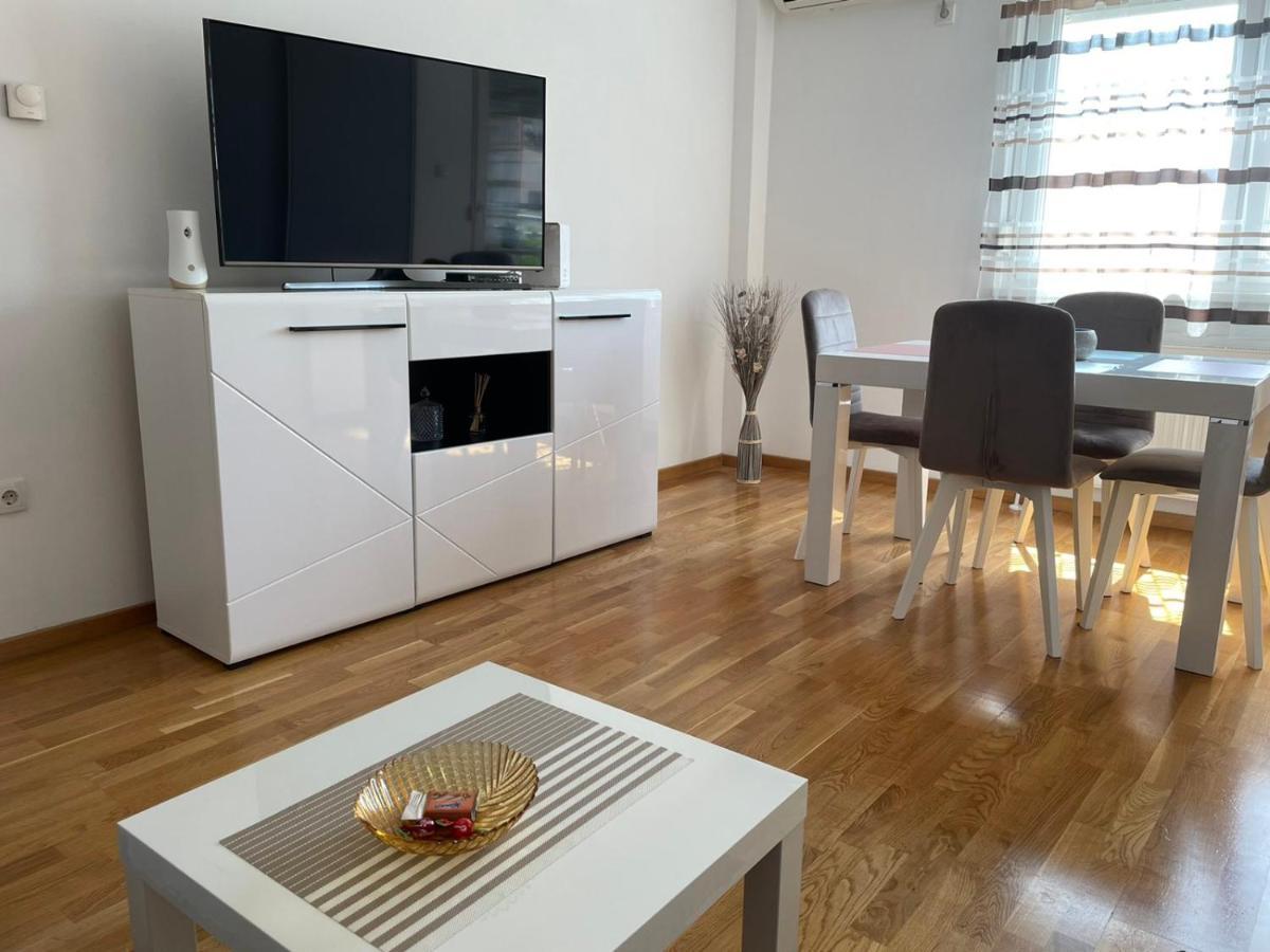 Paris Apartment -Free Private Parking ノヴィ・サド エクステリア 写真