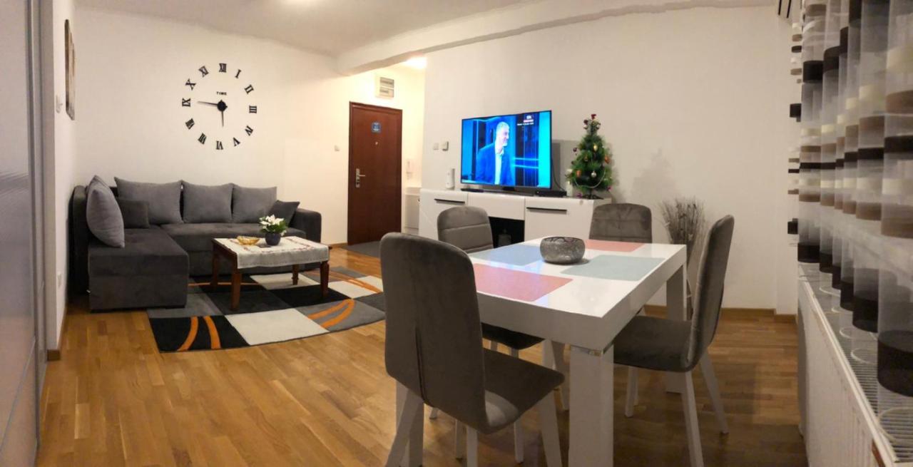 Paris Apartment -Free Private Parking ノヴィ・サド エクステリア 写真